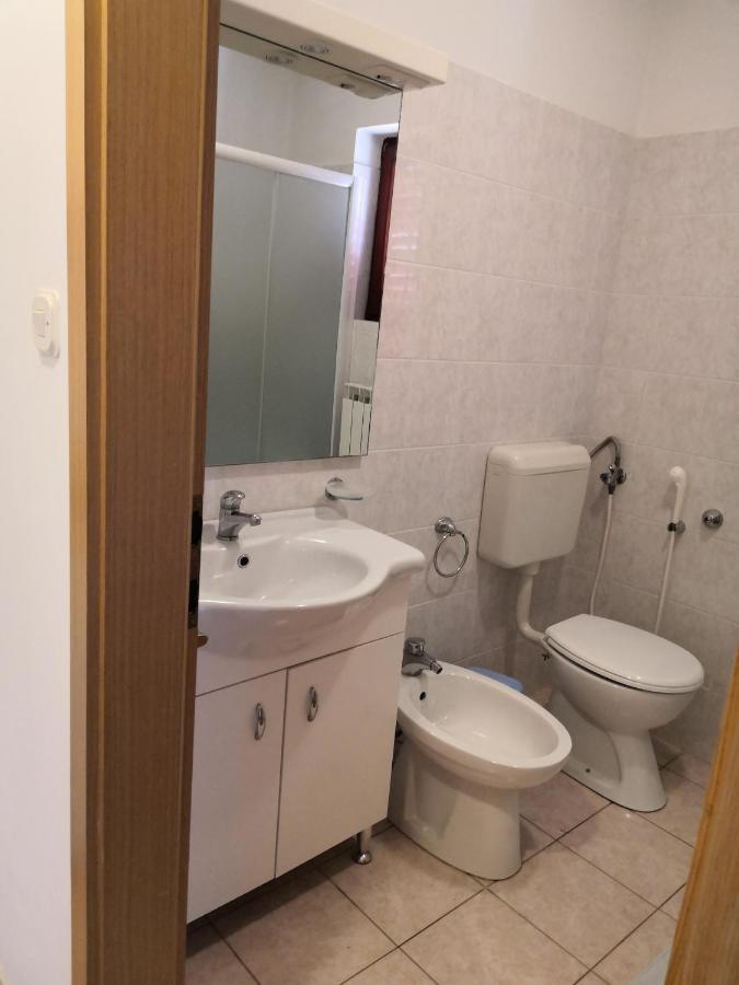 Laura And Nevio Apartments And Rooms Крес Екстериор снимка