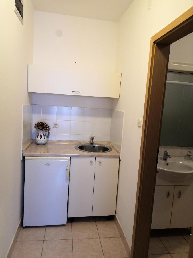 Laura And Nevio Apartments And Rooms Крес Екстериор снимка