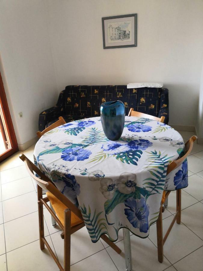Laura And Nevio Apartments And Rooms Крес Екстериор снимка