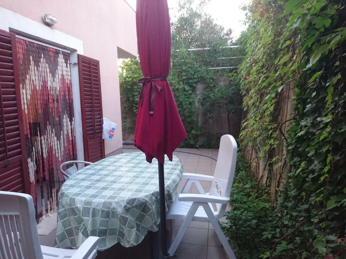 Laura And Nevio Apartments And Rooms Крес Екстериор снимка